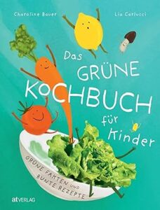 Cover des Kochbuchs "Das grüne Kochbuch für Kinder" von Charolina Bauer und Lia Carlucci zeigt Salat, Karotte und Tomate als Männchen gezeichnet in einer weißen Schale mit der Aufschrift "Grüne Fakten und Bunte Rezepte". Darüber fliegt eine Zitrone und ein Pilz als "Männchen". Der Hintergrund ist türkis-blau.