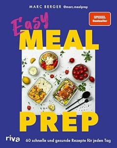 Cover des Kochbuchs "Easy Meal Prep" von Marc Berger, zeigt in der Mitte weißes Feld mit zwei Gratinformen aus Glas mit verschiedenen Gerichten, eine Schale mit Tomaten und eine mit verschiedenen Gemüsen, daneben Petersilie verstreut, eine Zitrone und ein Löffel und eine Gabel, der Rand des Covers ist blau.