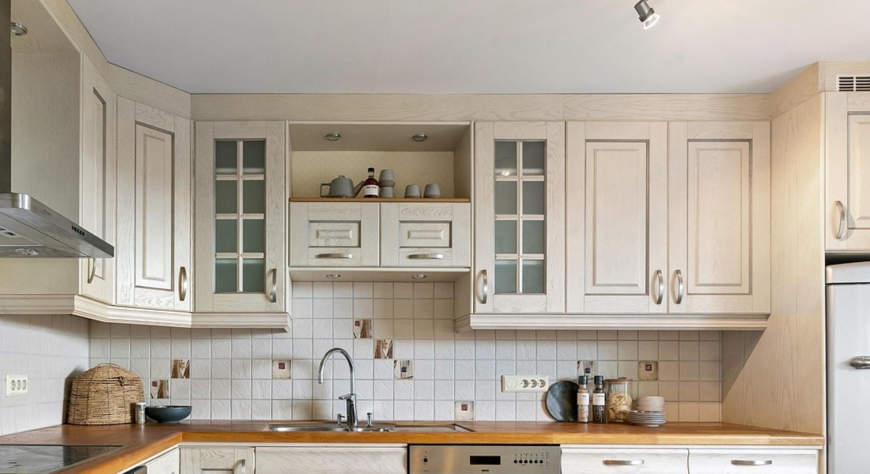 Das Bild zeigt eine weiße Landhausküche