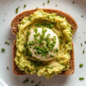 Nachhaltiges Frühstück: Vollkornbrot mit Guacamole und Hummus auf einem Teller