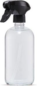 Wiederverwendbare Glas-Sprühflasche für DIY-Reiniger beim nachhaltigen Fenster putzen