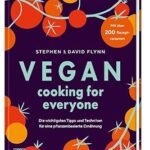 Cover des Kochbuchs „Vegan for Everybody“ von David Flynn und Stephen Flynn zeigt Tomatenranken gezeichnet auf dunkelblauem Hinterrgrund