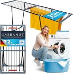 ausziehbarer Wäscheständer, davor eine Person, die Wäsche in eine Waschmaschine füllt aus einer blauen Wäschewanne