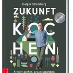 Das Cover des Kochbuchs "Zukunft Kochen zeigt den Autor Holger Stromberg in legerer Haltung an Buchstaben des Titels gelehnt, am unteren Rand sind Kochutensilien und Gemüse gezeichnet, der Hintergrund ist dunkelgrün