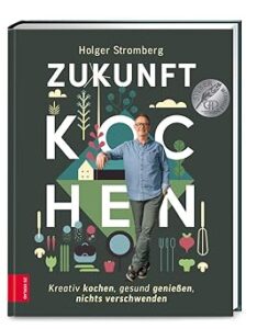 Das Cover des Kochbuchs "Zukunft Kochen zeigt den Autor Holger Stromberg in legerer Haltung an Buchstaben des Titels gelehnt, am unteren Rand sind Kochutensilien und Gemüse gezeichnet, der Hintergrund ist dunkelgrün