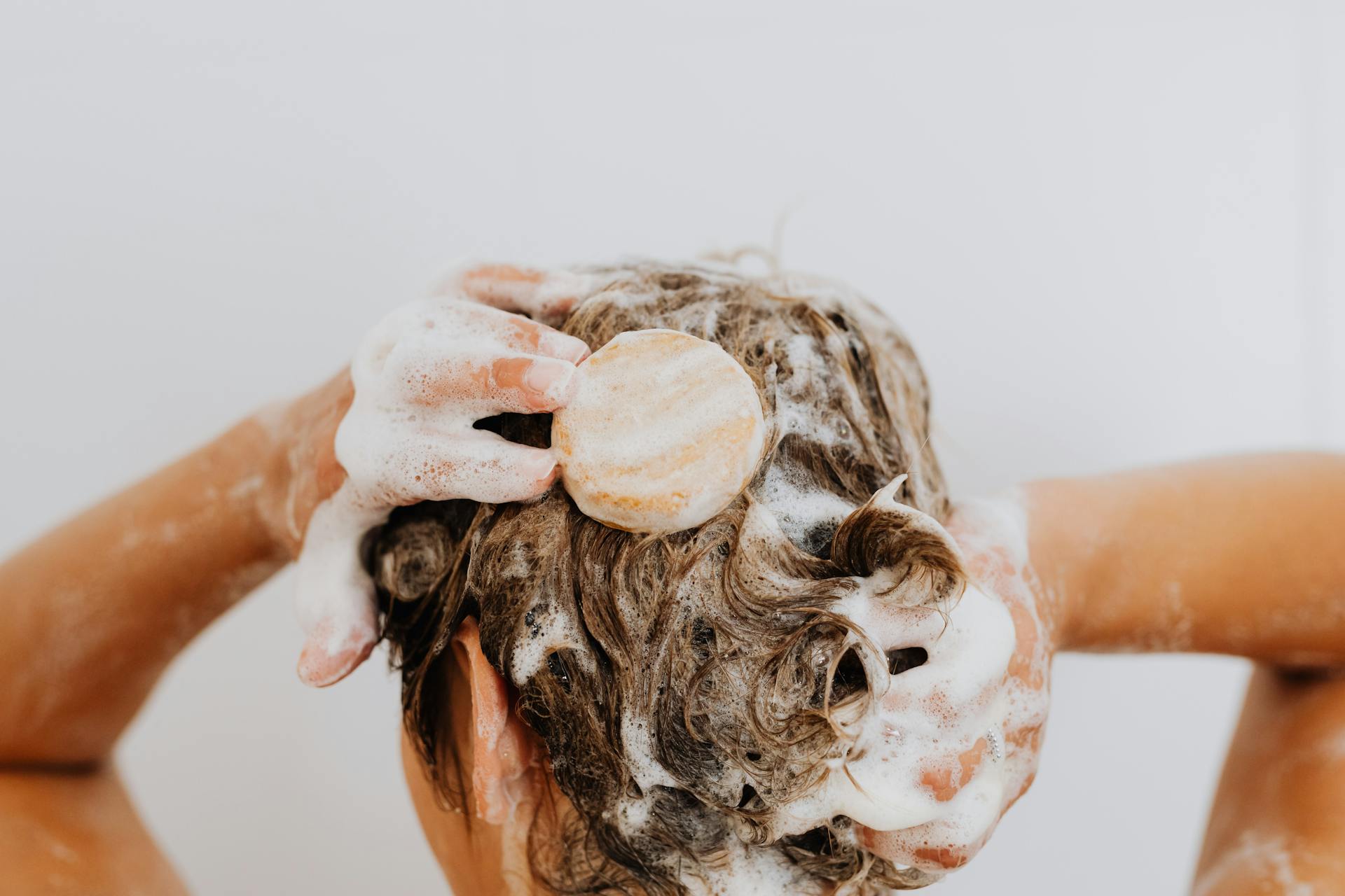 Eine Person wäscht Haare